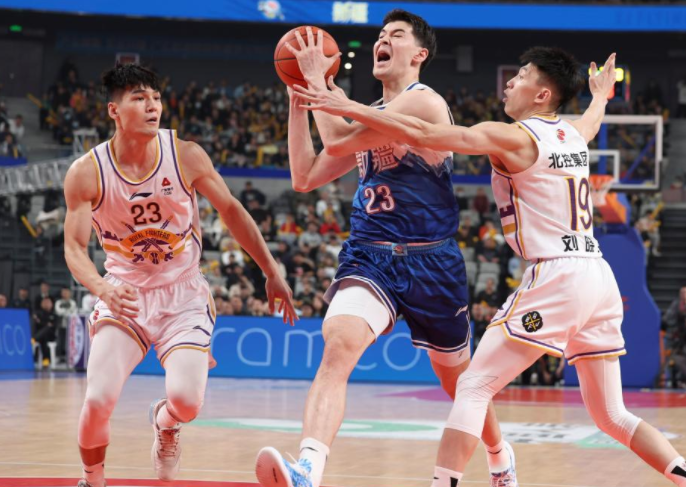 集结日CBA季后赛焦点战；新疆广汇临场应变；质疑声仍在；赛季目标并未改变的简单介绍