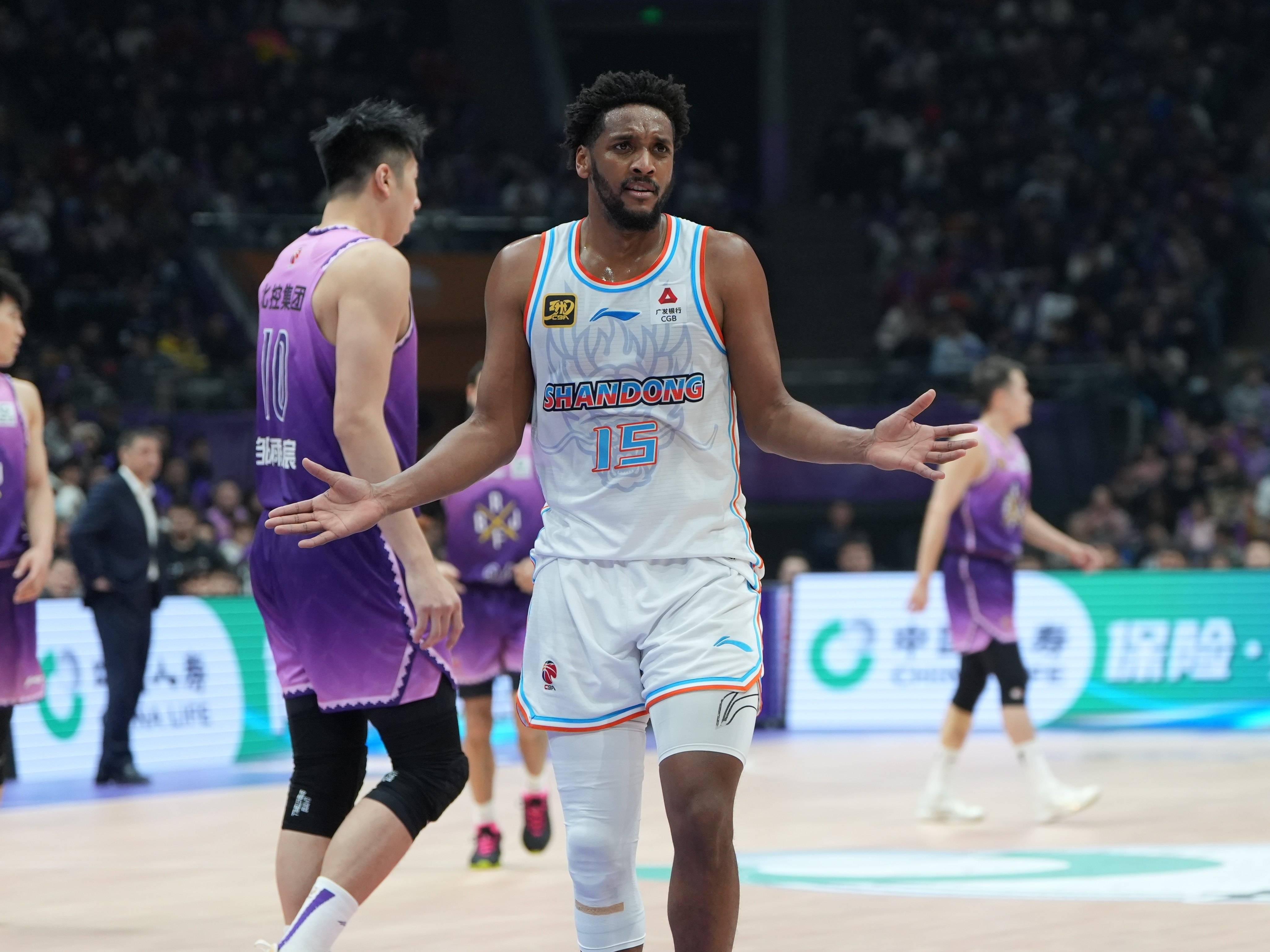 加时末段广厦男篮备战CBA常规赛转折点山东男篮伤情更新，现场解说直呼：新疆广汇围绕CBA常规赛篮板制胜的简单介绍